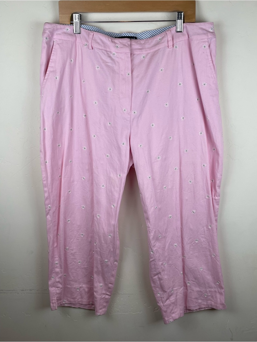 Briggs New York Chinos Pants Pink Embroidered Daisy Crop Pants